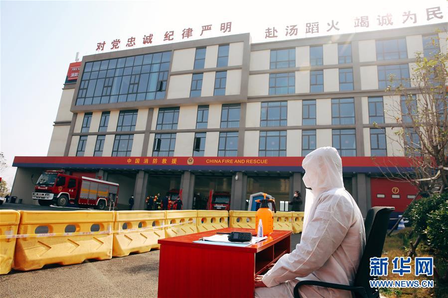 (新華全媒頭條)(6)“疫”線閃耀“火焰藍”——記奮戰(zhàn)湖北抗疫一線的消防救援隊伍