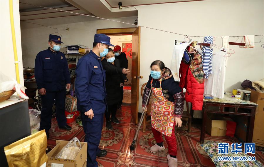 (新華全媒頭條)(11)“疫”線閃耀“火焰藍”——記奮戰(zhàn)湖北抗疫一線的消防救援隊伍