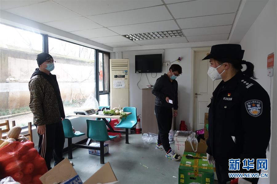 （一線抗疫群英譜&middot;圖文互動(dòng)）（2）民警王群：老舊小區(qū)里的抗疫&ldquo;團(tuán)&rdquo;長