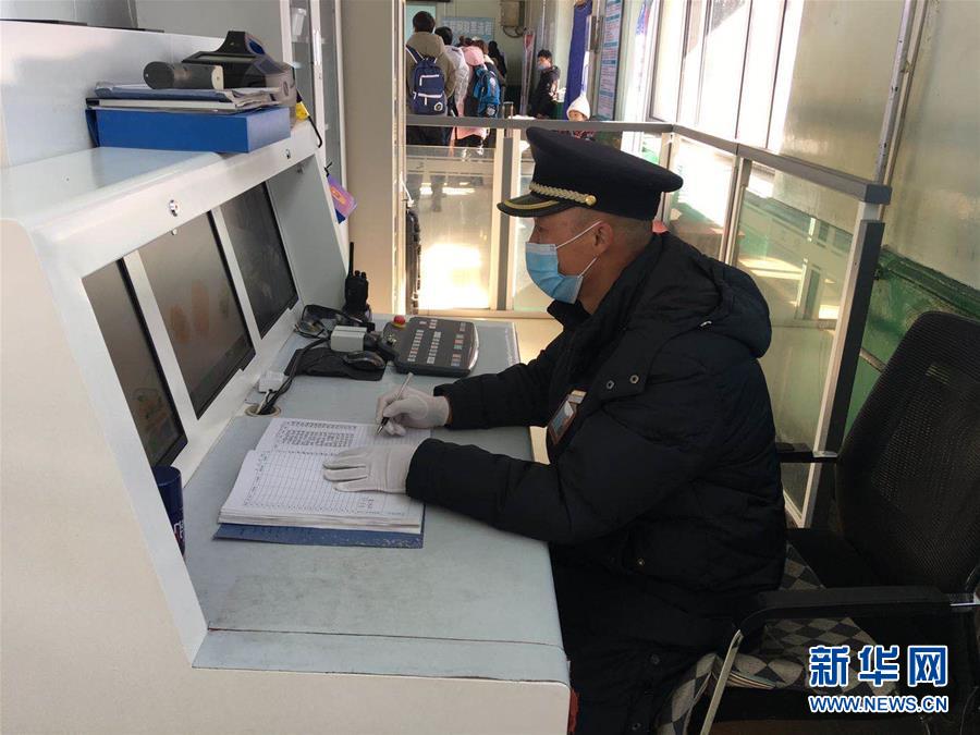 （新華網(wǎng)&middot;圖文互動(dòng)）（1）疫情下，小站鐵路安檢員收獲10多萬粉絲