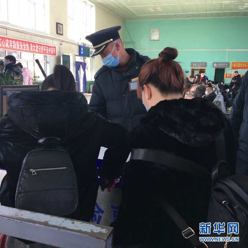 （新華網(wǎng)&middot;圖文互動(dòng)）（2）疫情下，小站鐵路安檢員收獲10多萬粉絲