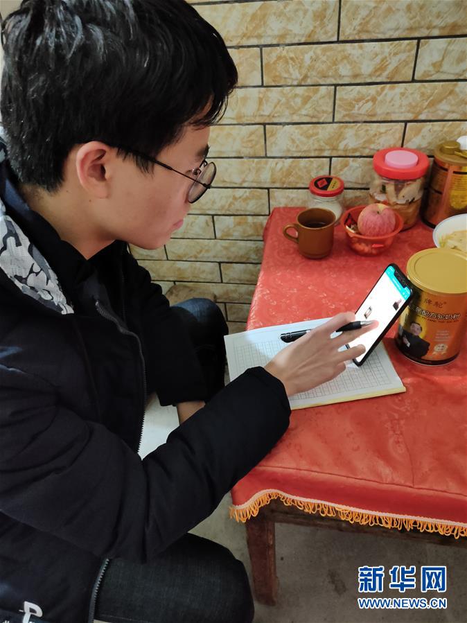 （新華網(wǎng)&middot;圖文互動(dòng)）（1）為&ldquo;逆行者&rdquo;后方護(hù)航，這些大學(xué)生的假期不一般