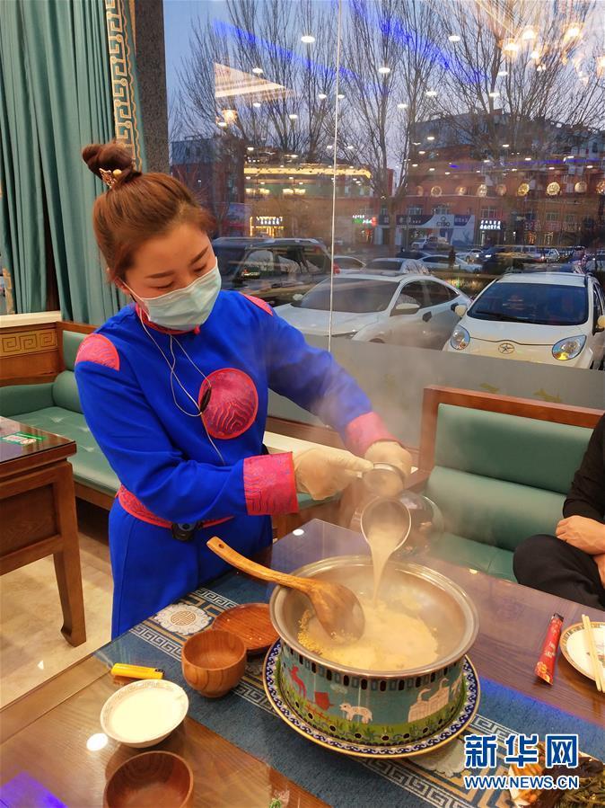 （圖文互動(dòng)）（2）特寫：限人數(shù)、分餐吃、用公筷&mdash;&mdash;偏遠(yuǎn)小城&ldquo;吃飯&rdquo;見聞