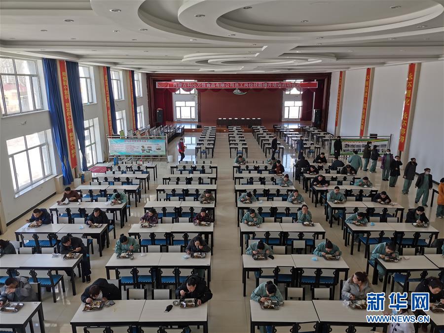 （圖文互動(dòng)）（3）特寫：限人數(shù)、分餐吃、用公筷&mdash;&mdash;偏遠(yuǎn)小城&ldquo;吃飯&rdquo;見聞