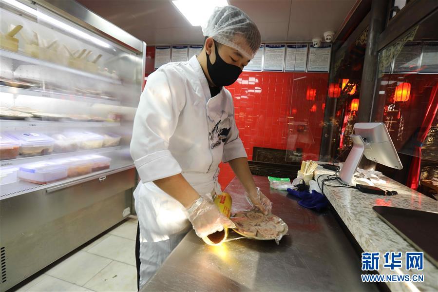 （圖文互動(dòng)）（4）特寫：限人數(shù)、分餐吃、用公筷&mdash;&mdash;偏遠(yuǎn)小城&ldquo;吃飯&rdquo;見聞