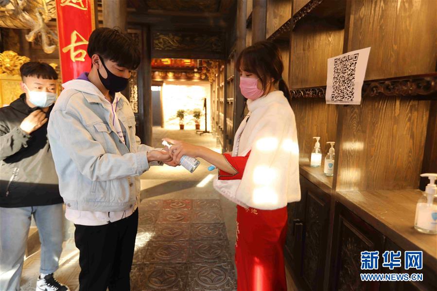 （圖文互動(dòng)）（5）特寫：限人數(shù)、分餐吃、用公筷&mdash;&mdash;偏遠(yuǎn)小城&ldquo;吃飯&rdquo;見聞