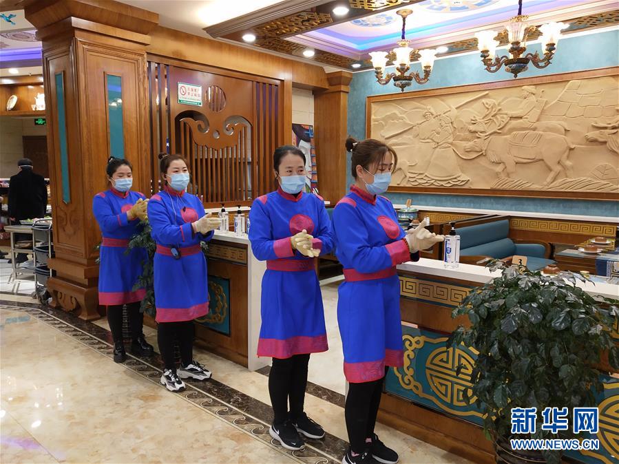 （圖文互動(dòng)）（6）特寫：限人數(shù)、分餐吃、用公筷&mdash;&mdash;偏遠(yuǎn)小城&ldquo;吃飯&rdquo;見聞