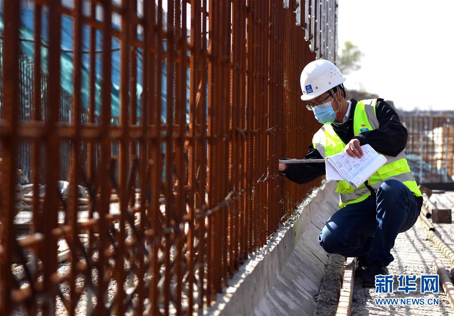 （一線抗疫群英譜&middot;圖文互動(dòng)）（5）和時(shí)間搶生命&mdash;&mdash;記鄭州岐伯山醫(yī)院&ldquo;90后&rdquo;參建者梁少智