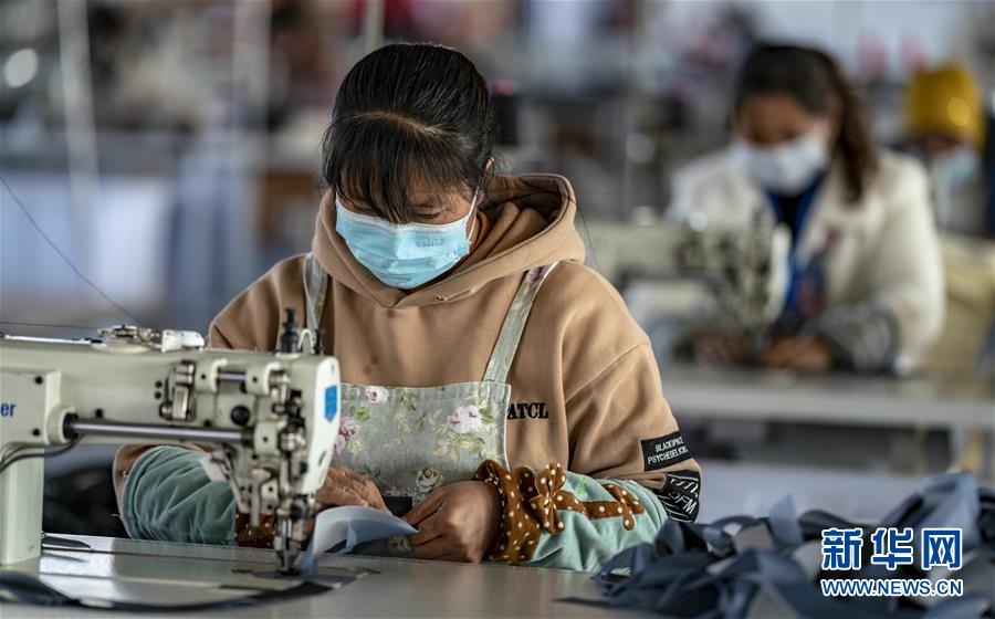 （在習(xí)近平新時(shí)代中國特色社會(huì)主義思想指引下&mdash;&mdash;新時(shí)代新作為新篇章&middot;習(xí)近平總書記關(guān)切事&middot;圖文互動(dòng)）（1）戰(zhàn)&ldquo;疫&rdquo;要?jiǎng)艜r(shí)，戰(zhàn)&ldquo;貧&rdquo;再加把勁！&mdash;&mdash;中央各部門助力脫貧攻堅(jiān)很給力