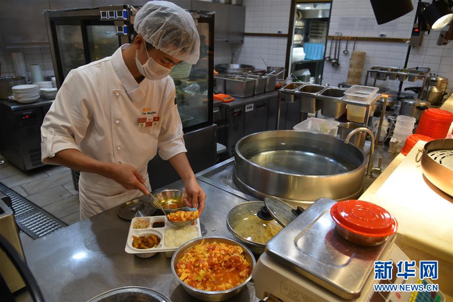 （聚焦復工復產(chǎn)&middot;圖文互動）（5）觸網(wǎng)接單、開發(fā)簡餐、直播賣貨&mdash;&mdash;餐企換招自救