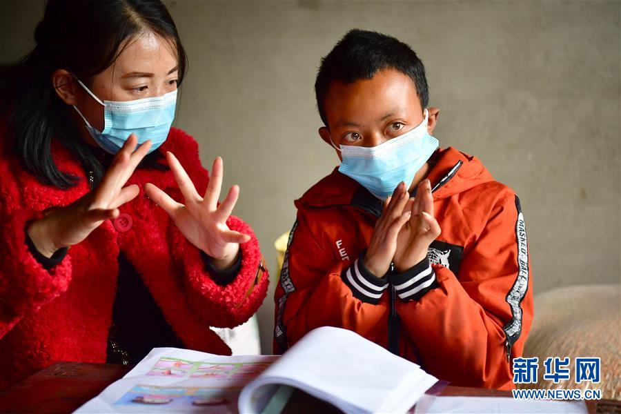 （決戰(zhàn)決勝脫貧攻堅&middot;圖文互動）（1）特寫：疫情下的一堂特殊送教上門課