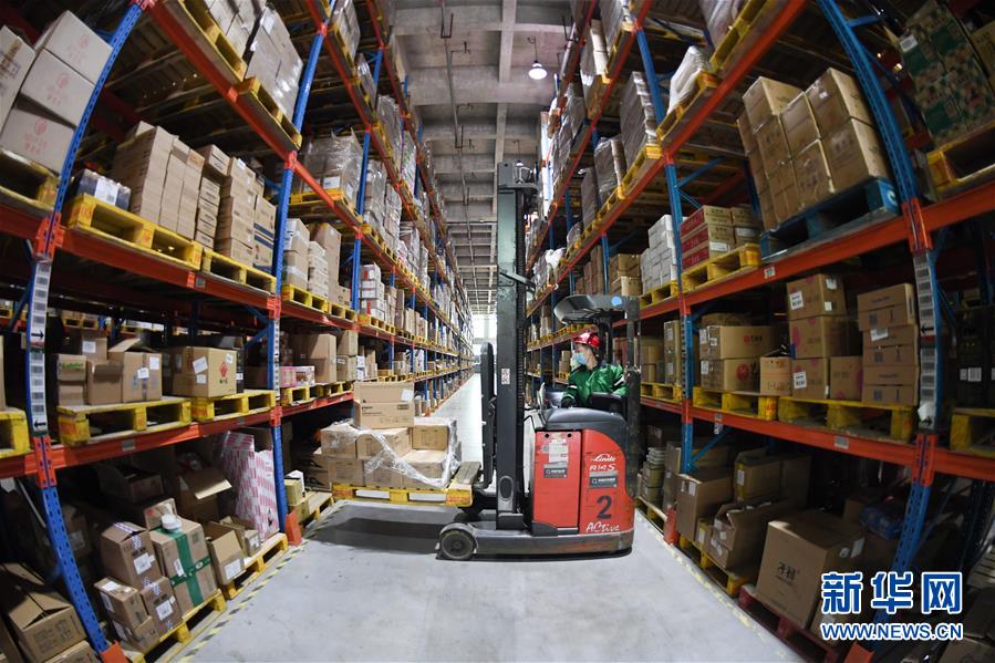 (新華全媒頭條·在習近平新時代中國特色社會主義思想指引下——新時代新作為新篇章·圖文互動)(9)同心戰(zhàn)“疫”彰顯人民至上——各地各部門貫徹落實習近平總書記重要指示精神統(tǒng)籌推進疫情防控和經(jīng)濟社會發(fā)展