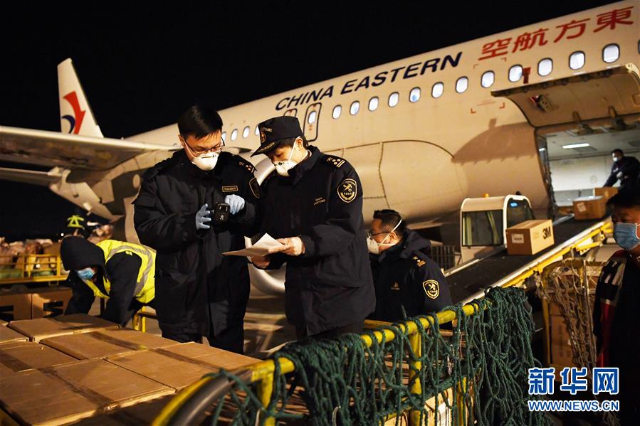 (新華全媒頭條·在習近平新時代中國特色社會主義思想指引下——新時代新作為新篇章·圖文互動)(11)同心戰(zhàn)“疫”彰顯人民至上——各地各部門貫徹落實習近平總書記重要指示精神統(tǒng)籌推進疫情防控和經(jīng)濟社會發(fā)展