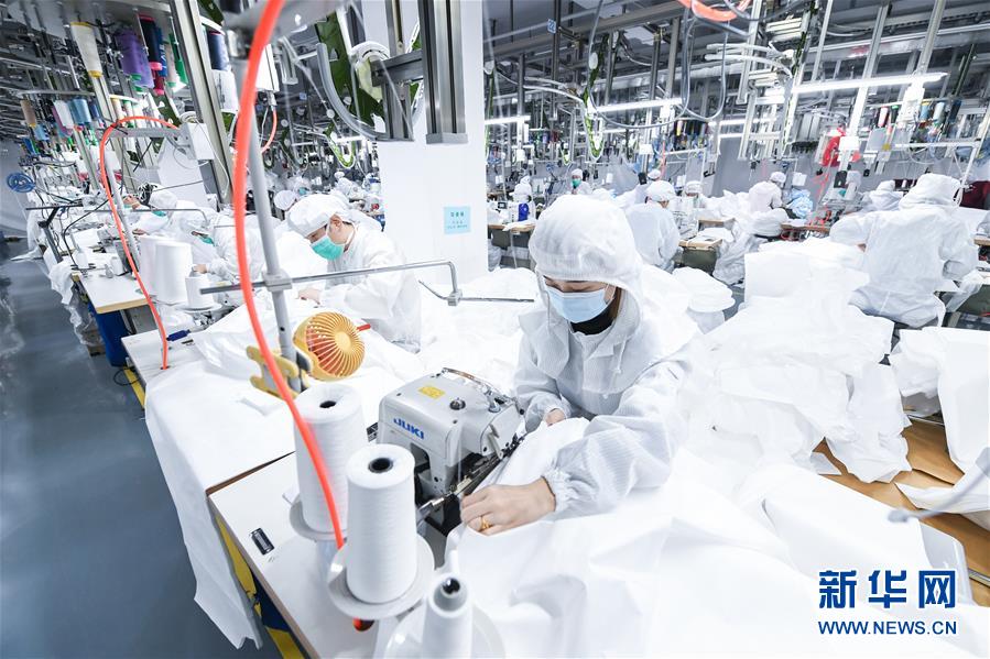 (新華全媒頭條·在習近平新時代中國特色社會主義思想指引下——新時代新作為新篇章·圖文互動)(12)同心戰(zhàn)“疫”彰顯人民至上——各地各部門貫徹落實習近平總書記重要指示精神統(tǒng)籌推進疫情防控和經(jīng)濟社會發(fā)展