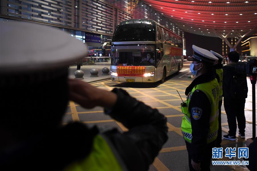 （新華全媒頭條&middot;圖文互動(dòng)）（15）最美逆行者，武漢永遠(yuǎn)記得你！&mdash;&mdash;首批援鄂醫(yī)療隊(duì)返程紀(jì)實(shí)