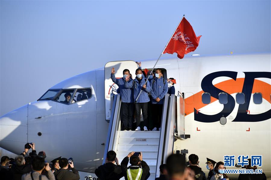 （新華全媒頭條&middot;圖文互動(dòng)）（16）最美逆行者，武漢永遠(yuǎn)記得你！&mdash;&mdash;首批援鄂醫(yī)療隊(duì)返程紀(jì)實(shí)