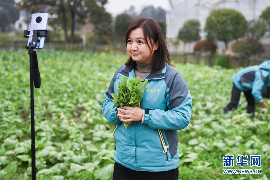 (中國(guó)經(jīng)濟(jì)新觀察·圖文互動(dòng))(1)“云端”上演新場(chǎng)景——新型消費(fèi)激活發(fā)展新動(dòng)能