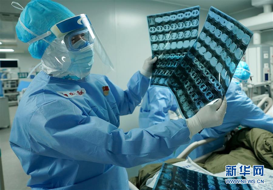 (新華全媒頭條·圖文互動)(6)和時間拼速度 與死神搶生命——火神山醫(yī)院重癥醫(yī)學一科里的“生死戰(zhàn)”