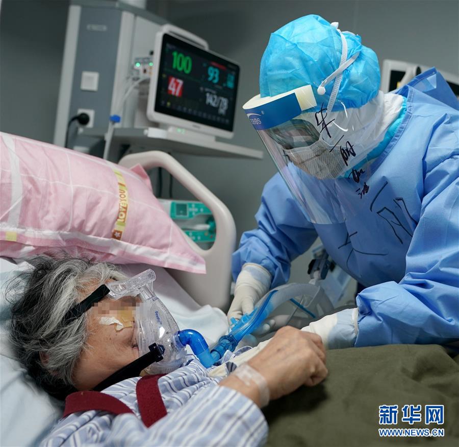 (新華全媒頭條·圖文互動)(12)和時間拼速度 與死神搶生命——火神山醫(yī)院重癥醫(yī)學一科里的“生死戰(zhàn)”
