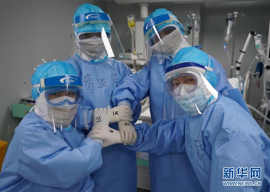 (新華全媒頭條·圖文互動)(13)和時間拼速度 與死神搶生命——火神山醫(yī)院重癥醫(yī)學一科里的“生死戰(zhàn)”