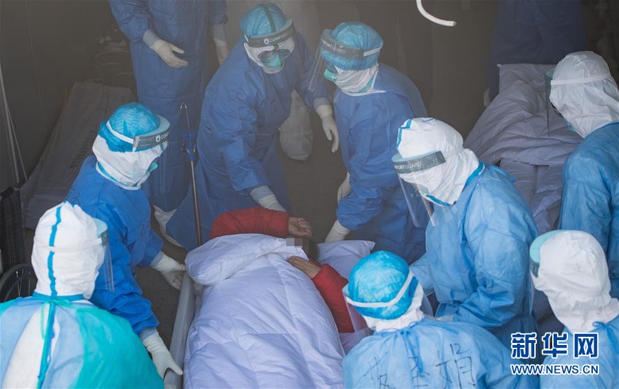 (新華全媒頭條·圖文互動)(15)和時間拼速度 與死神搶生命——火神山醫(yī)院重癥醫(yī)學一科里的“生死戰(zhàn)”