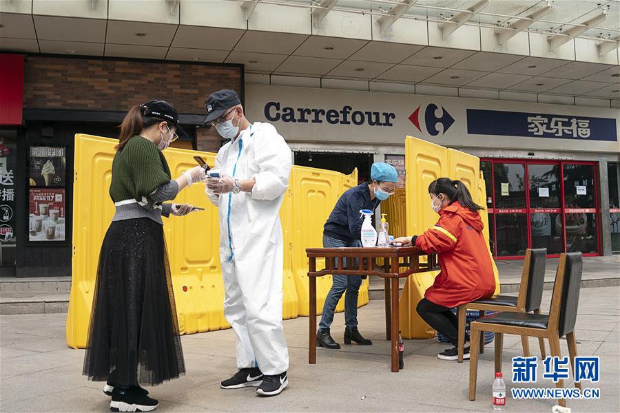 (新華全媒頭條·圖文互動)(8)在艱難中重啟 在陣痛中復(fù)蘇——湖北推動安全有序復(fù)工復(fù)產(chǎn)掃描