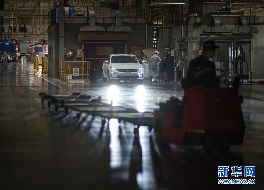 (新華全媒頭條·圖文互動)(16)在艱難中重啟 在陣痛中復(fù)蘇——湖北推動安全有序復(fù)工復(fù)產(chǎn)掃描