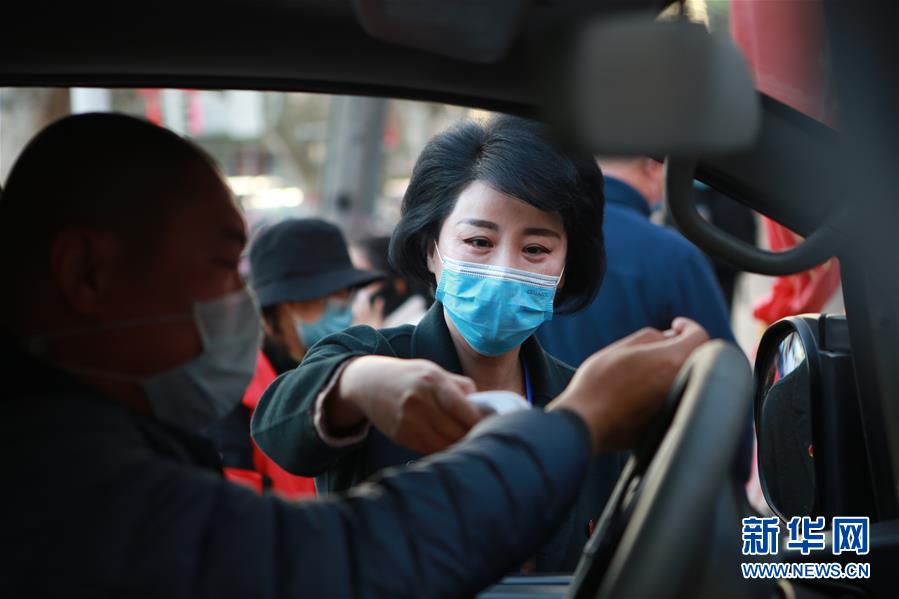 （習(xí)近平致敬的戰(zhàn)&ldquo;疫&rdquo;英雄&middot;下沉干部篇&middot;圖文互動(dòng)）（2）他們，挺身而出守防線