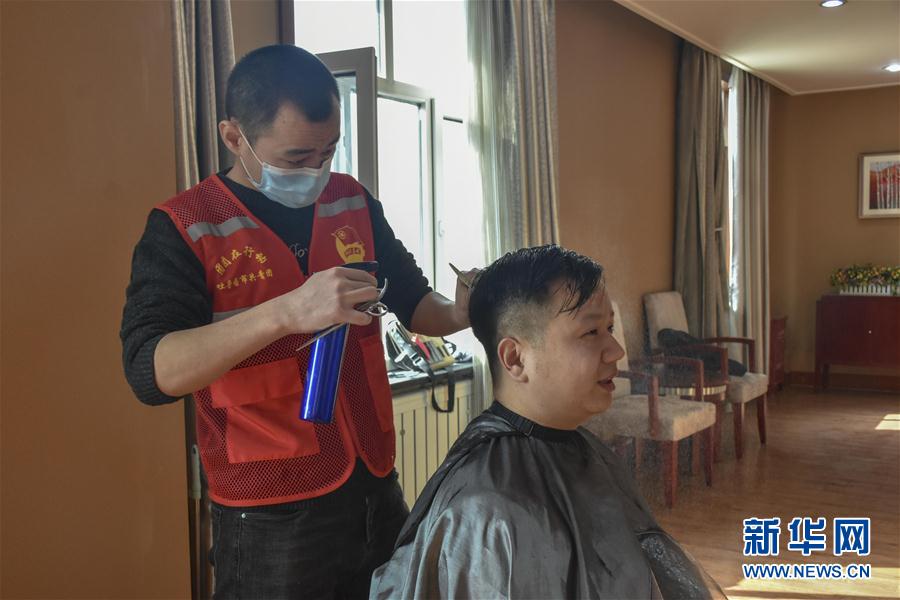 (一線抗疫群英譜·圖文互動)(1)“小小發(fā)屋”溢真情——新疆“90后”義務理發(fā)師馬國仁的故事