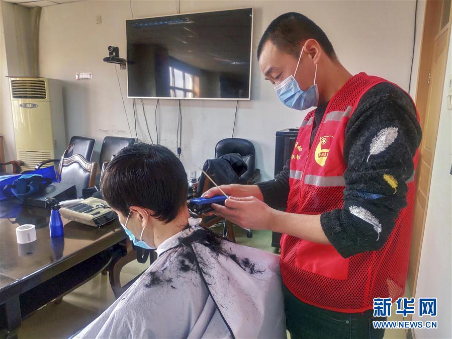 (一線抗疫群英譜·圖文互動)(2)“小小發(fā)屋”溢真情——新疆“90后”義務理發(fā)師馬國仁的故事