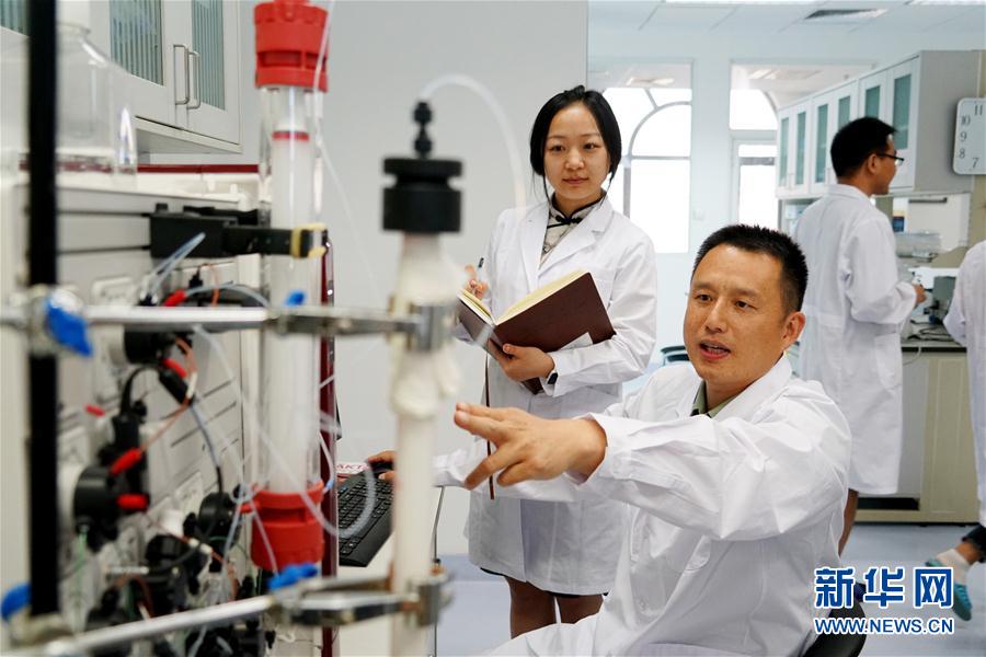 （習(xí)近平致敬的戰(zhàn)&ldquo;疫&rdquo;英雄&middot;科技工作者篇&middot;圖文互動(dòng)）（2）他們，爭(zhēng)分奪秒與病魔較量