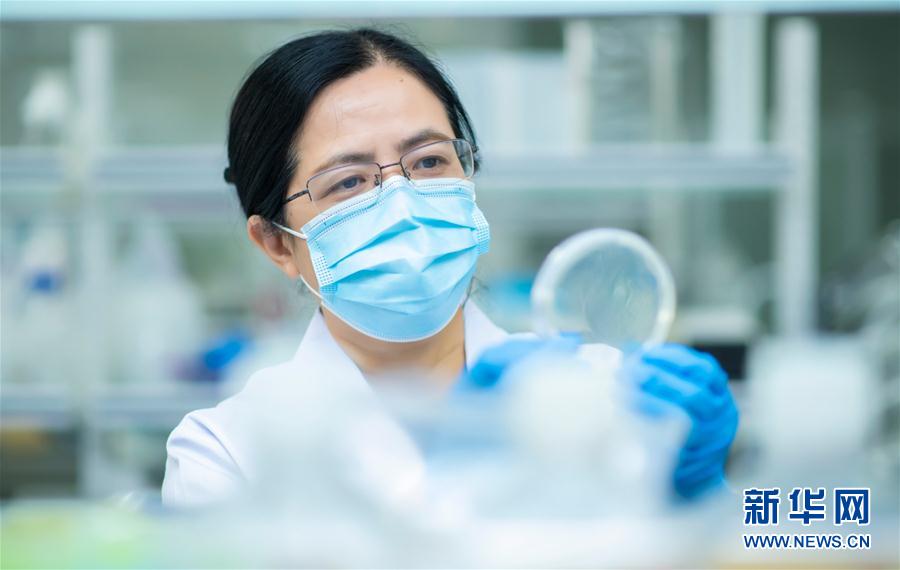 （習(xí)近平致敬的戰(zhàn)&ldquo;疫&rdquo;英雄&middot;科技工作者篇&middot;圖文互動(dòng)）（4）他們，爭(zhēng)分奪秒與病魔較量