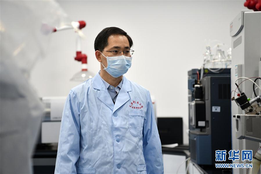 （習(xí)近平致敬的戰(zhàn)&ldquo;疫&rdquo;英雄&middot;科技工作者篇&middot;圖文互動(dòng)）（6）他們，爭(zhēng)分奪秒與病魔較量