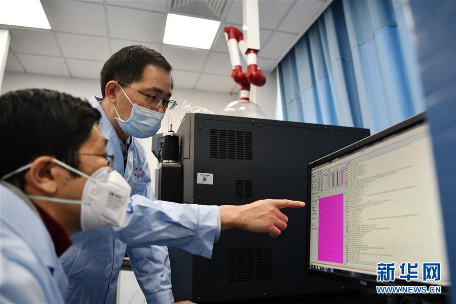 （習(xí)近平致敬的戰(zhàn)&ldquo;疫&rdquo;英雄&middot;科技工作者篇&middot;圖文互動(dòng)）（7）他們，爭(zhēng)分奪秒與病魔較量