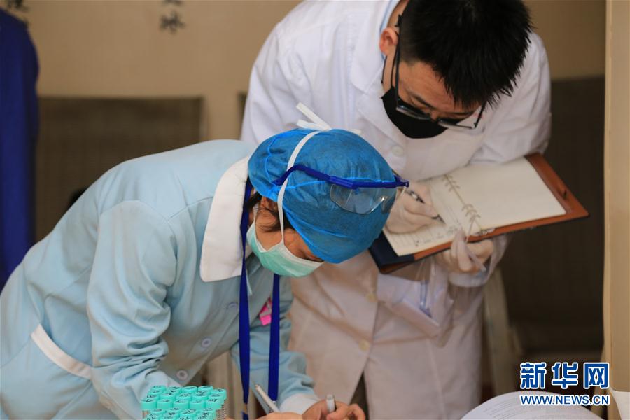 （習(xí)近平致敬的戰(zhàn)&ldquo;疫&rdquo;英雄&middot;科技工作者篇&middot;圖文互動(dòng)）（8）他們，爭(zhēng)分奪秒與病魔較量