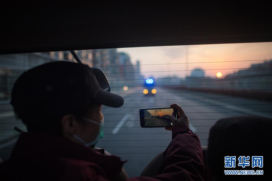 （新華全媒頭條&middot;習(xí)近平致敬的戰(zhàn)&ldquo;疫&rdquo;英雄&middot;武漢人民篇&middot;圖文互動）（12）壯哉，大武漢&mdash;&mdash;獻給英雄的武漢人民