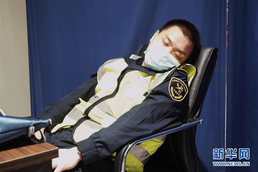 (一線抗疫群英譜·圖文互動(dòng))武漢天河機(jī)場(chǎng)海關(guān)王銳:堅(jiān)守國(guó)門一線69天 嚴(yán)防疫情輸入輸出