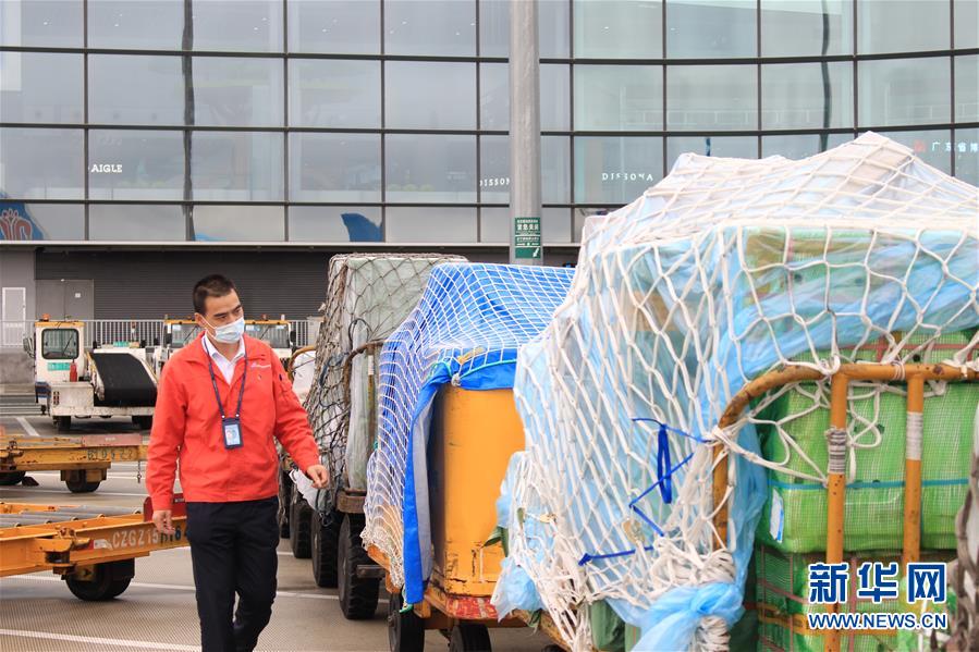 （一線抗疫群英譜&middot;圖文互動）機坪上，他為抗疫物資保駕護航