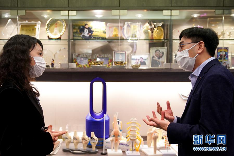 （香港故事&middot;圖文互動）（2）從&ldquo;非典&rdquo;到新冠，一位香港醫(yī)生親歷的兩次抗疫