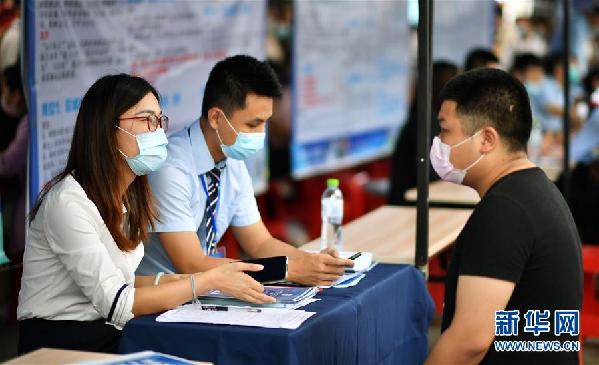 （聚焦復(fù)工復(fù)產(chǎn)）（3）?？谂e辦&ldquo;戰(zhàn)疫情&middot;促就業(yè)&rdquo;招聘會