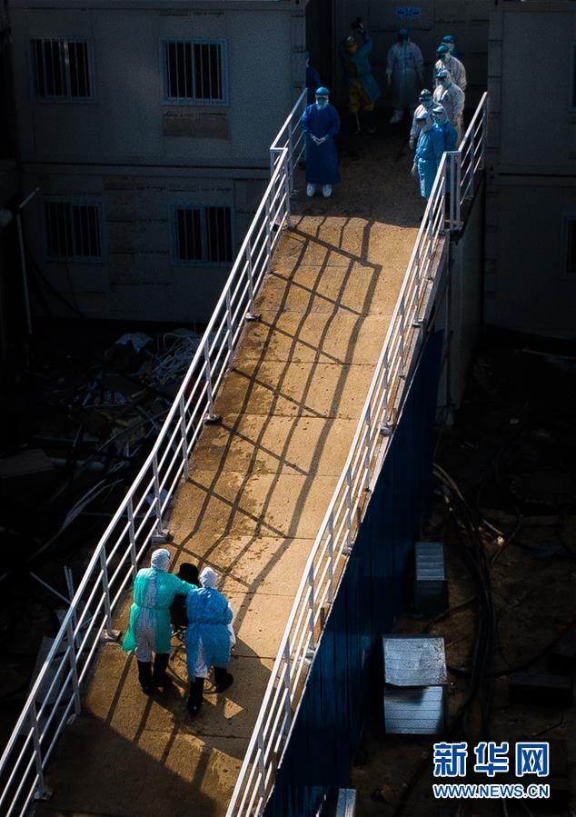 （聚焦疫情防控&middot;圖文互動(dòng)）（10）分秒必爭！一切為了治病救人&mdash;&mdash;中國抗疫生命至上的生動(dòng)實(shí)踐