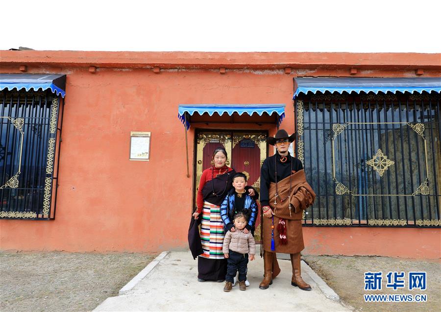 (決戰(zhàn)決勝脫貧攻堅·圖文互動)藏鄉(xiāng)“全家福”定格脫貧幸福