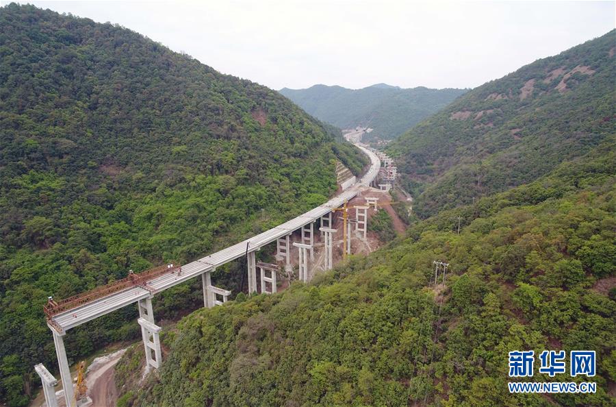 (經(jīng)濟)(1)昆楚高速公路岔河特大橋架梁忙