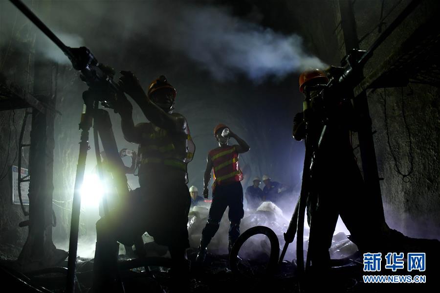 （圖文互動）（1）&ldquo;最難掘進(jìn)隧道&rdquo;大柱山隧道貫通