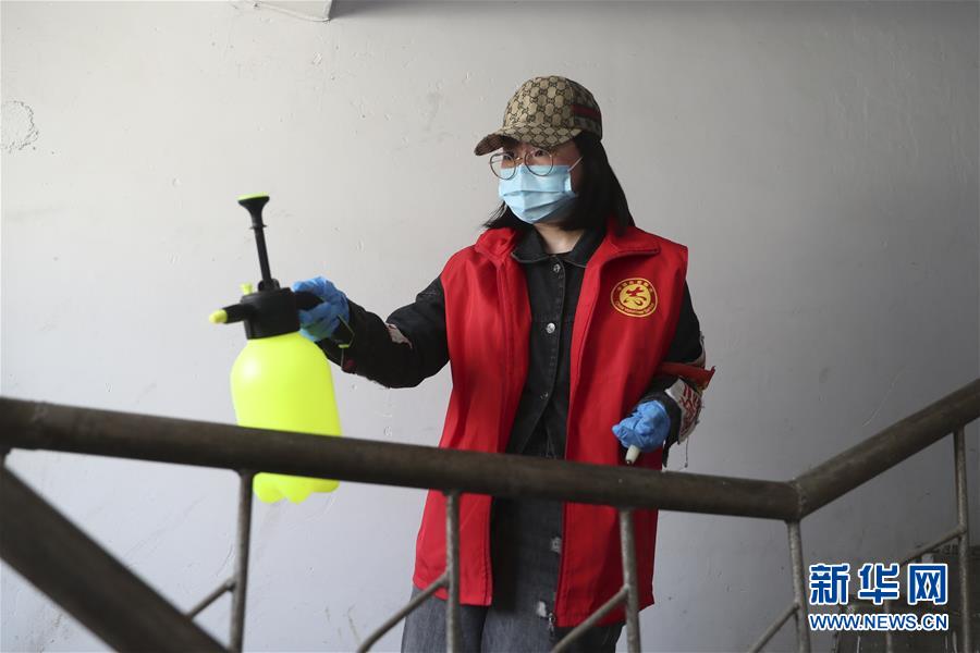 (新華全媒頭條·圖文互動(dòng))(11)戰(zhàn)斗在防疫最前沿——來(lái)自“五一”國(guó)際勞動(dòng)節(jié)的致敬