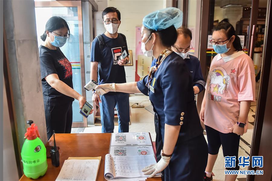 （圖文互動）（1）北京節(jié)日市場復工忙、人氣旺