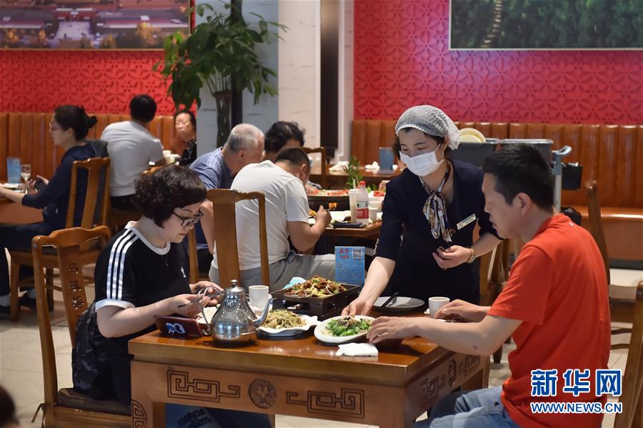 （圖文互動）（3）北京節(jié)日市場復工忙、人氣旺