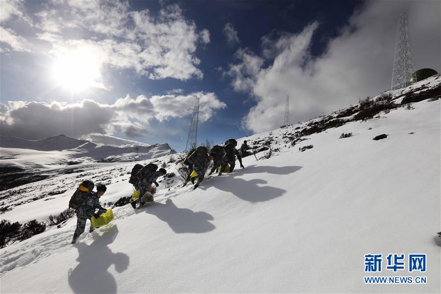 （圖文互動）（1）特寫：山再高，也要把給養(yǎng)送上去！