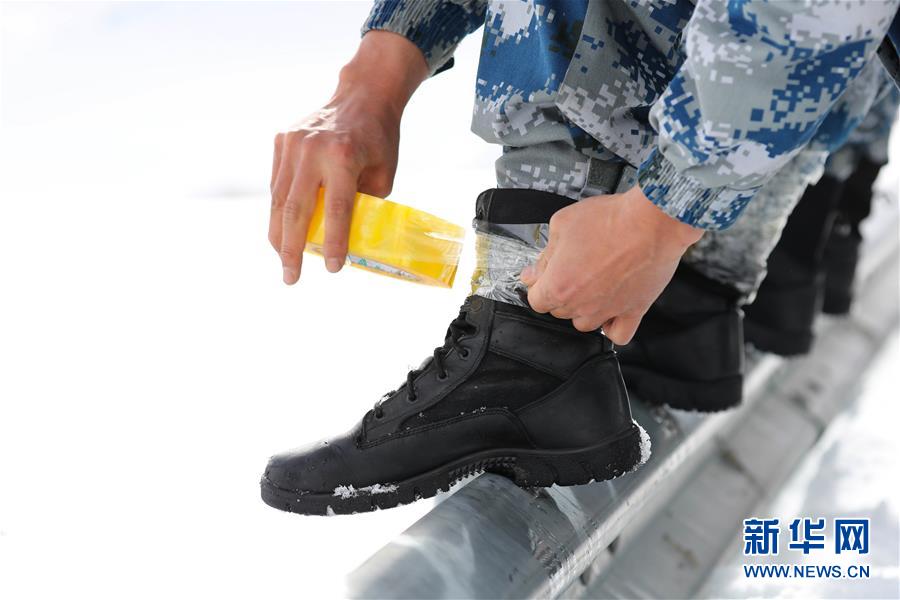 （圖文互動）（2）特寫：山再高，也要把給養(yǎng)送上去！