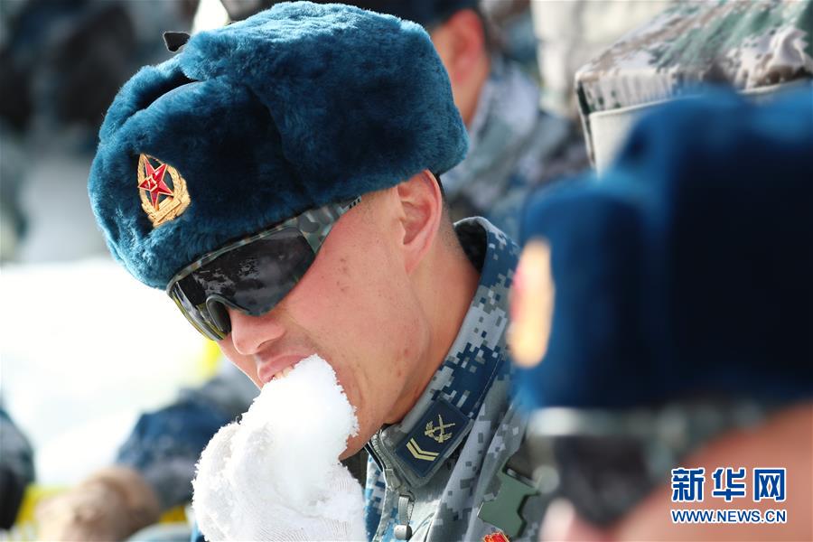 （圖文互動）（3）特寫：山再高，也要把給養(yǎng)送上去！